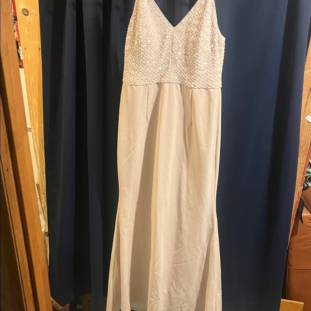 Vince Camuto Cream Sleeveless V-Neck Bridal Gown